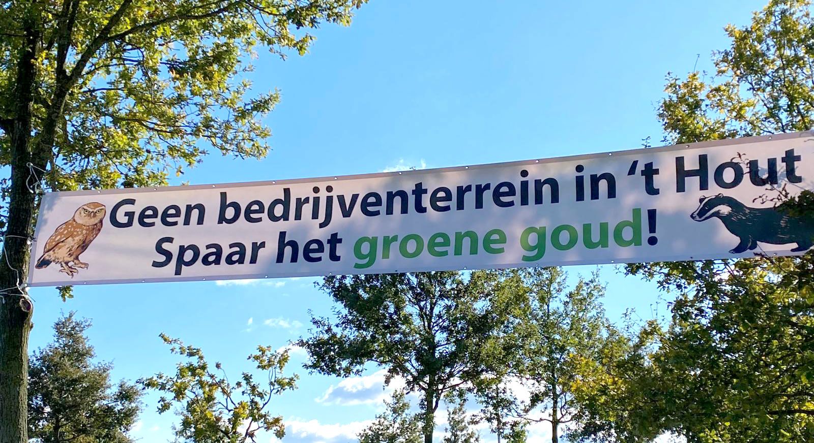 Spandoek met daarop de tekst: Geen bedrijventerrein in 't Hout. Spaar het groene goud!